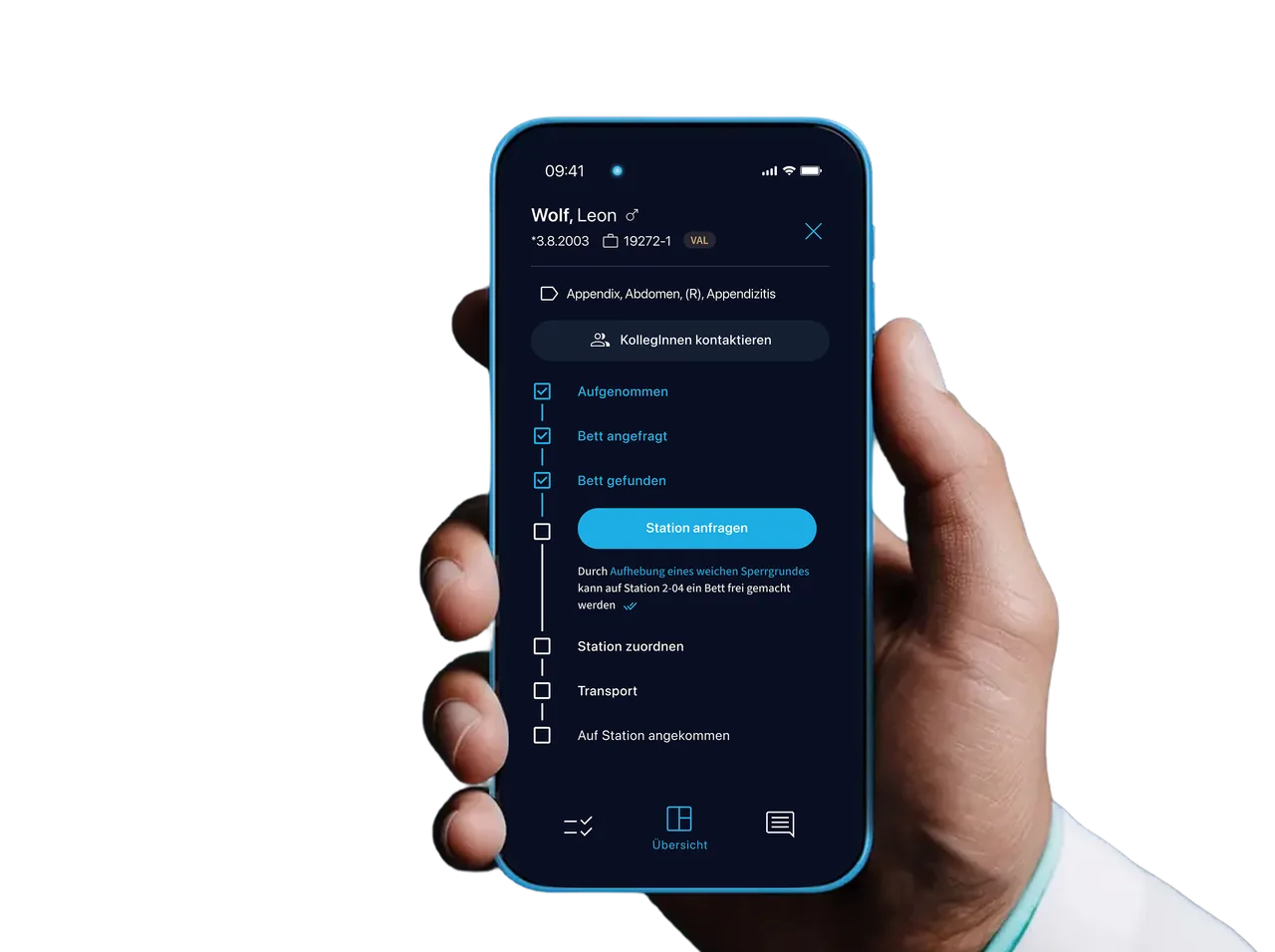 Une infirmière utilise l'assistant sqior sur son smartphone